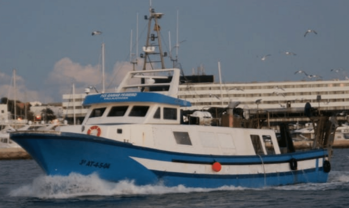Barco de Pesca Navegando en un puerto de España