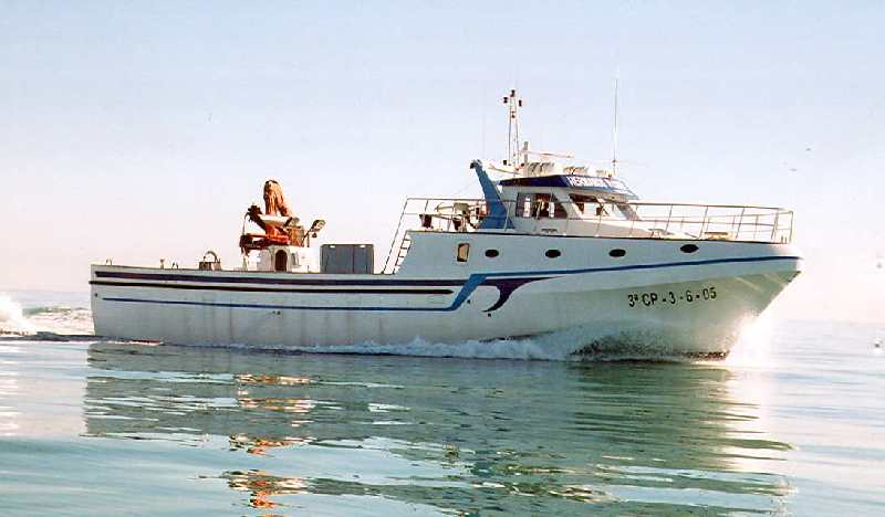 Barco pesquero de embarcaciones de pesca navegando en aguas abiertas