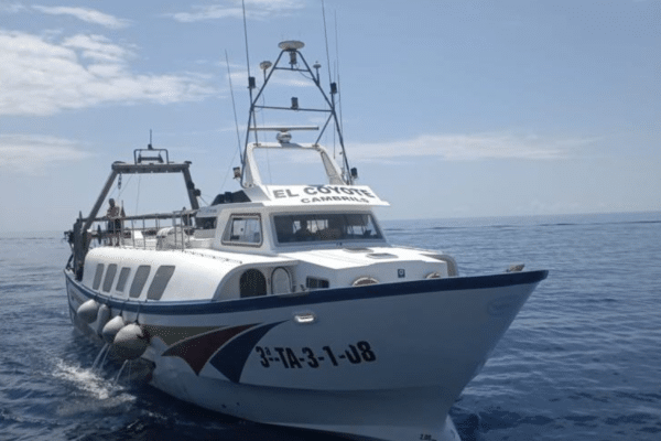 Barco de PEsca de Segunda Mano en Venta Navegando por el Mediterraneo