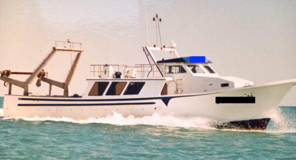 Barco de arrastre blanco en plena navegación, mostrando equipamiento para pesca sostenible, ideal para quien busca comprar embarcaciones de segunda mano eficientes.